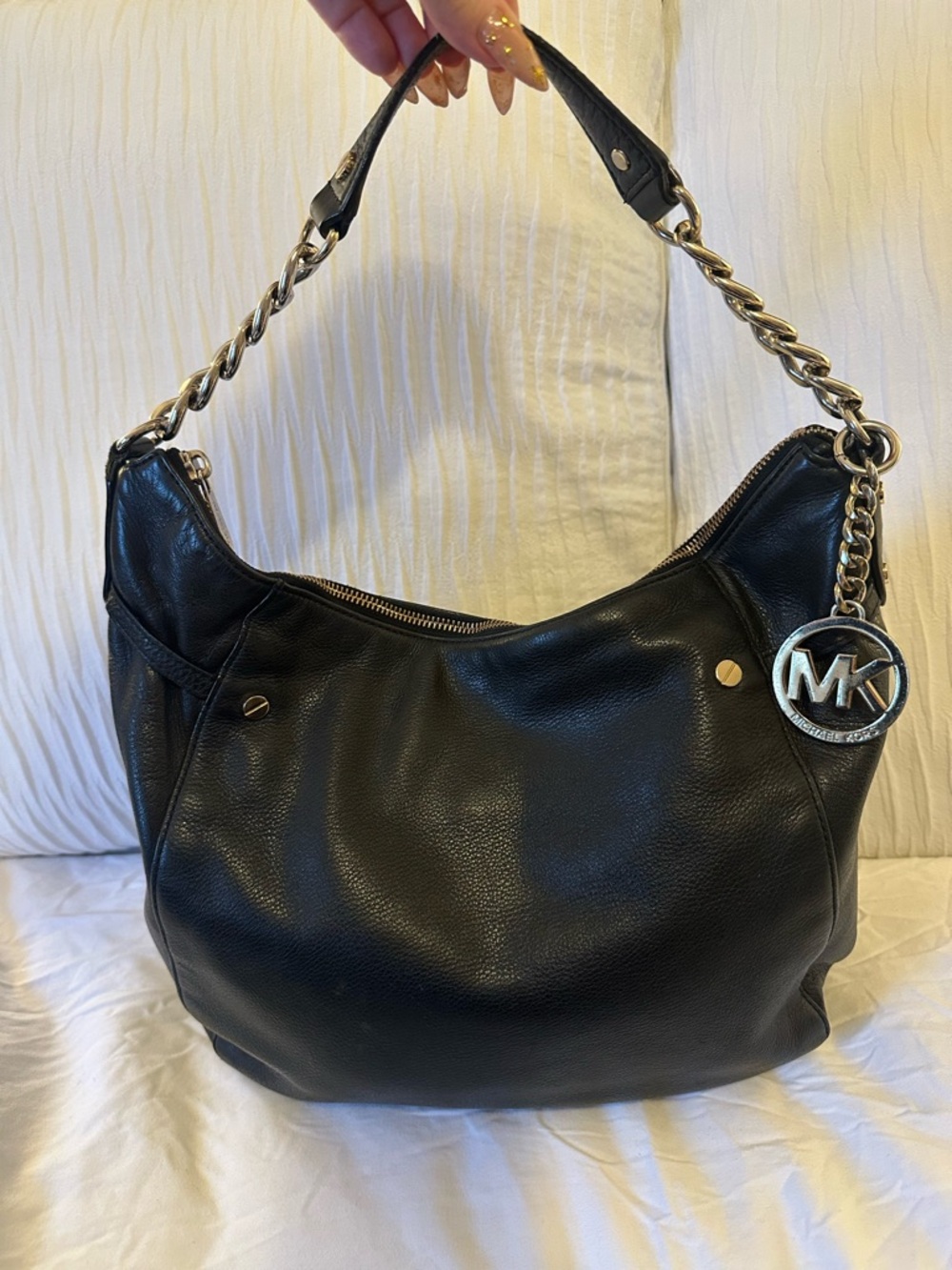 Michael Kors Vintage Black Leather Hobo Purse Bag w Chain Gold Strap & Bag Charm